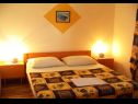 Appartamenti Nebo - 80 m from beach: A1 Zeleni (2), A2 Plavi (3), A3 Ljubicasti (4) Pakostane - Riviera Biograd  - Appartamento - A2 Plavi (3): la camera da letto
