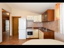Appartamenti Vese - 100 m from beach: A1(2+2), A2(2+2), A3(5+3), A4(2+2) Sveti Petar - Riviera Biograd  - Appartamento - A4(2+2): la cucina con la sala da pranzo