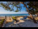 Casa vacanza Periska - on the beach : H(4+1) Mirca - Isola di Brac  - Croazia - il cortile