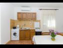Appartamenti Gogi - 130 m from sea: SA2(2), A1(2) Postira - Isola di Brac  - Appartamento - A1(2): la cucina con la sala da pranzo