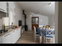 Casa vacanza Irena - secluded paradise; H(4+1) Baia Prapatna (Pucisca) - Isola di Brac  - Croazia - H(4+1): la cucina con la sala da pranzo