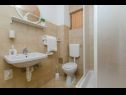 Appartamenti Vlado - cosy & afordable: SA1(2), A2(3), A3(5) Supetar - Isola di Brac  - Studio appartamento - SA1(2): il bagno con la toilette