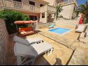 Appartamenti Mari - with pool: A1(7) Supetar - Isola di Brac  - il cortile