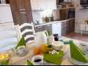Appartamenti Anda - sea view: B1(4), B2(4), C(4+1) Mastrinka - Isola di Ciovo  - Appartamento - C(4+1): la cucina con la sala da pranzo