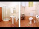 Appartamenti Sima - 100m from beach: A1(4+1), A2(2+2), A3(4+2), A4 (2+2) Mastrinka - Isola di Ciovo  - Appartamento - A3(4+2): il bagno con la toilette