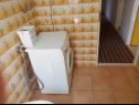 Appartamenti Doktor - sea view; A2(9) Mastrinka - Isola di Ciovo  - Appartamento - A2(9): il bagno con la toilette