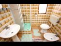 Appartamenti Doktor - sea view; A2(9) Mastrinka - Isola di Ciovo  - Appartamento - A2(9): il bagno con la toilette