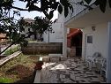 Appartamenti Tomislav - 120 m from beach: A1(2), A2(2) Okrug Donji - Isola di Ciovo  - il cortile