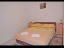 Appartamenti Tomislav - 120 m from beach: A1(2), A2(2) Okrug Donji - Isola di Ciovo  - Appartamento - A2(2): la camera da letto