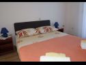 Appartamenti Tomislav - 120 m from beach: A1(2), A2(2) Okrug Donji - Isola di Ciovo  - Appartamento - A1(2): la camera da letto
