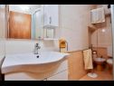 Appartamenti Vlad - sea view: A1(6) Okrug Gornji - Isola di Ciovo  - Appartamento - A1(6): il bagno con la toilette