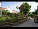 Appartamenti Kristina - with parking : A1(4+1) Okrug Gornji - Isola di Ciovo  - il giardino