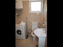 Appartamenti Central - 40m from the beach: A1(2), A2(4) Okrug Gornji - Isola di Ciovo  - Appartamento - A2(4): il bagno con la toilette