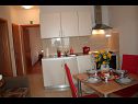 Appartamenti Central - 40m from the beach: A1(2), A2(4) Okrug Gornji - Isola di Ciovo  - Appartamento - A2(4): la cucina con la sala da pranzo