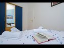 Appartamenti Ljuba - nice garden: A2(4+1) Plavi, A4(8+1), A1(2+2) Okrug Gornji - Isola di Ciovo  - Appartamento - A2(4+1) Plavi: la camera da letto