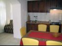 Appartamenti Doria - 20m from beach: A1 Grego(4), A3 Doric(4), A4 Teuta(2+2) Okrug Gornji - Isola di Ciovo  - Appartamento - A1 Grego(4): la cucina con la sala da pranzo