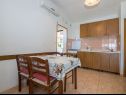 Appartamenti Dane - 30m from the sea: A1(4+1), A2(4+1), A3(3+2), A4(2+3) Okrug Gornji - Isola di Ciovo  - Appartamento - A2(4+1): la cucina con la sala da pranzo