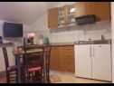 Appartamenti Antonia - 5 m from sea : A4 (2+2), A5 (2+2) Okrug Gornji - Isola di Ciovo  - Appartamento - A4 (2+2): la cucina con la sala da pranzo