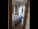 Appartamenti Biserka - 50 m from beach : A1(2+1), A2(2+1), A3(2+1), A4(6), A5(4), A6(4) Okrug Gornji - Isola di Ciovo  - Appartamento - A4(6): la camera da letto