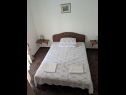 Appartamenti Biserka - 50 m from beach : A1(2+1), A2(2+1), A3(2+1), A4(6), A5(4), A6(4) Okrug Gornji - Isola di Ciovo  - Appartamento - A4(6): la camera da letto