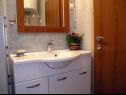 Appartamenti Aurelius - relaxing with gorgeous view A1 Luce (4+2), A2 Marin(2+2), A3 Maja(4+2), A4 Duje(2+2) Okrug Gornji - Isola di Ciovo  - Appartamento - A1 Luce (4+2): il bagno con la toilette
