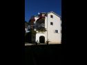 Appartamenti Biserka - 50 m from beach : A1(2+1), A2(2+1), A3(2+1), A4(6), A5(4), A6(4) Okrug Gornji - Isola di Ciovo  - la casa