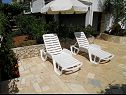 Appartamenti Naki - terrace & free parking: Studio(2+1), A2(6+1) Slatine - Isola di Ciovo  - il cortile (casa e dintorni)