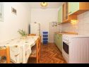 Appartamenti Josip - 100 m from beach: A1(2+2), A2(2+2), A3(4+2), A4(4), A5(2+2), A6(4+2) Ivan Dolac - Isola di Hvar  - Appartamento - A4(4): la cucina con la sala da pranzo