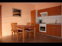 Appartamenti Niko - with pool : A1(2+2), A2(4), A3(2+2), A4(2+2), A5(2) Jelsa - Isola di Hvar  - Appartamento - A3(2+2): la cucina con la sala da pranzo