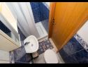 Appartamenti Juri - 60 m from sea: SA1(2+1), SA2(2+1), SA3(2), SA4(2), SA5(2+1), A6(3+1), A7(3+1), A8(3+1) Sucuraj - Isola di Hvar  - Studio appartamento - SA3(2): il bagno con la toilette