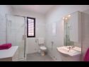 Appartamenti Svjetlana SA1(2+1), SA2(2+1), SA3(2) Pula - Istria  - Studio appartamento - SA1(2+1): il bagno con la toilette