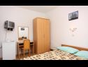Appartamenti e camere Luka - with parking; A2(2+2), R1(2), R2(2) Vrbnik - Isola di Krk  - Camera - R2(2): la camera da letto