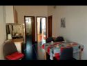 Appartamenti Mirjana: sea view & balcony: A1 MN (2+1), A2 JN (2+1) Baska Voda - Riviera Makarska  - Appartamento - A2 JN (2+1): la cucina con la sala da pranzo