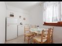 Appartamenti Ante M - 100 m from beach: A1(4+2), A2(4+2), C3(2) Brela - Riviera Makarska  - Appartamento - A1(4+2): la cucina con la sala da pranzo
