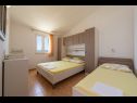 Appartamenti Ruzica - with sea view: A1 - plavi(3+2), A2 - (2+2), A3 - zuti(3+2) Igrane - Riviera Makarska  - Appartamento - A3 - zuti(3+2): la camera da letto