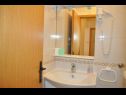 Appartamenti e camere Ljuba - 130 meter from sea SA1(2), SA2(2+1), SA6(2+1), A4(2+1), R3(2+1), R7(2+1) Makarska - Riviera Makarska  - Studio appartamento - SA1(2): il bagno con la toilette