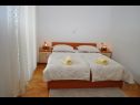 Appartamenti e camere Ljuba - 130 meter from sea SA1(2), SA2(2+1), SA6(2+1), A4(2+1), R3(2+1), R7(2+1) Makarska - Riviera Makarska  - Appartamento - A4(2+1): la camera da letto