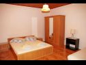 Appartamenti Sini - with parking : A1 (4+1), SA2 (2), SA3 (2), A4 (3+1) Makarska - Riviera Makarska  - Appartamento - A1 (4+1): la camera da letto