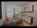 Appartamenti e camere JoviZe - free parking R1(2+1), R2(2+1), R3(2), A4(2+2), A5(2+2), A6(2+2), SA7(2) Makarska - Riviera Makarska  - Appartamento - A4(2+2): la cucina con la sala da pranzo