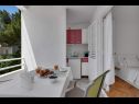 Appartamenti Ivica - 100m from the beach: SA1(2+1) ljubicasti, SA3(2) narancasti Makarska - Riviera Makarska  - Studio appartamento - SA1(2+1) ljubicasti: la cucina con la sala da pranzo