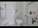 Appartamenti Ivica - 100m from the beach: SA1(2+1) ljubicasti, SA3(2) narancasti Makarska - Riviera Makarska  - Studio appartamento - SA1(2+1) ljubicasti: il bagno con la toilette