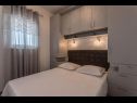 Appartamenti Nina - sea view family apartments SA1A(3), A1Donji(2+1), A3(6), A4(4+1), A5(6), A6(4) Celina Zavode - Riviera Omis  - Appartamento - A3(6): la camera da letto