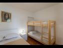 Appartamenti Nina - sea view family apartments SA1A(3), A1Donji(2+1), A3(6), A4(4+1), A5(6), A6(4) Celina Zavode - Riviera Omis  - Appartamento - A3(6): la camera da letto