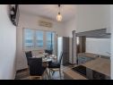 Appartamenti Nina - sea view family apartments SA1A(3), A1Donji(2+1), A3(6), A4(4+1), A5(6), A6(4) Celina Zavode - Riviera Omis  - Appartamento - A3(6): la cucina con la sala da pranzo
