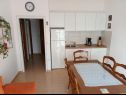 Appartamenti Nina - sea view family apartments SA1A(3), A1Donji(2+1), A3(6), A4(4+1), A5(6), A6(4) Celina Zavode - Riviera Omis  - Appartamento - A5(6): la cucina con la sala da pranzo