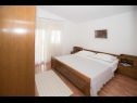 Appartamenti Nina - sea view family apartments SA1A(3), A1Donji(2+1), A3(6), A4(4+1), A5(6), A6(4) Celina Zavode - Riviera Omis  - Appartamento - A5(6): la camera da letto