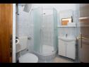 Appartamenti Nina - sea view family apartments SA1A(3), A1Donji(2+1), A3(6), A4(4+1), A5(6), A6(4) Celina Zavode - Riviera Omis  - Appartamento - A6(4): il bagno con la toilette