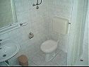 Appartamenti Mari - 40 m from sea: A1(4), A2(2+2), SA3(2) Krilo Jesenice - Riviera Omis  - Studio appartamento - SA3(2): il bagno con la toilette