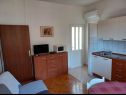 Appartamenti Mari - 40 m from sea: A1(4), A2(2+2), SA3(2) Krilo Jesenice - Riviera Omis  - Appartamento - A1(4): la cucina con la sala da pranzo