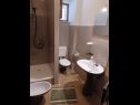 Appartamenti Mari - 40 m from sea: A1(4), A2(2+2), SA3(2) Krilo Jesenice - Riviera Omis  - Appartamento - A1(4): il bagno con la toilette
